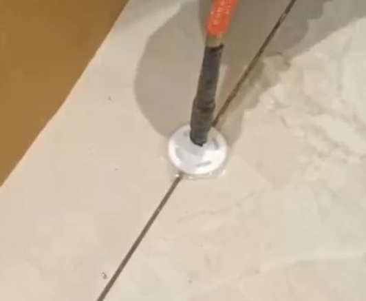 白玉瓷砖空鼓维修公司专业解答瓷砖在铺贴过程中，如果没有涂抹均匀到位的粘结材料（如水泥砂浆或瓷砖胶），可能会导致以下问题
