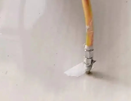 白玉瓷砖空鼓维修公司专业解答在瓷砖铺贴过程中，如果使用的砂料过粗（如全部使用了粗砂），可能会导致以下问题